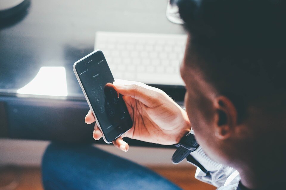 celular no ambiente de trabalho